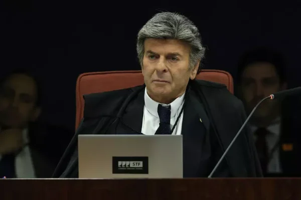 Divergência entre Moraes e Fux marca julgamento no STF sobre ré que pichou estátua da Justiça com batom