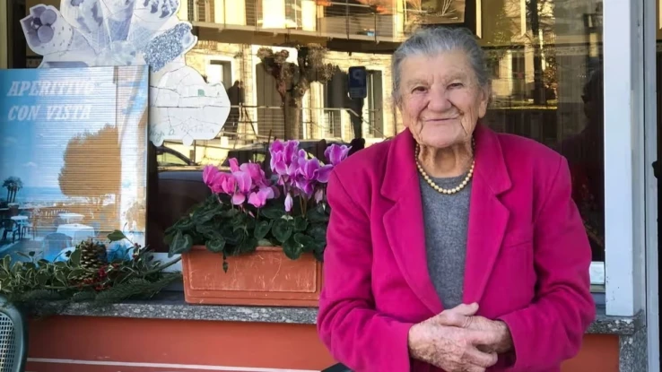 Centenária garçonete italiana desafia o tempo e planeja trabalhar até os 105 anos