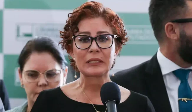 Parlamento italiano debate permanência de Carla Zambelli no país após fuga do Brasil