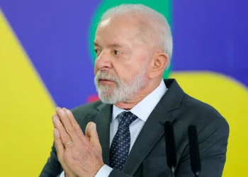Lula cobra repasse de reduções da gasolina e alerta: “Seremos tratados como imbecis”