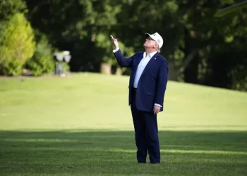 Trump anuncia tarifa de 10% para países alinhados ao Brics