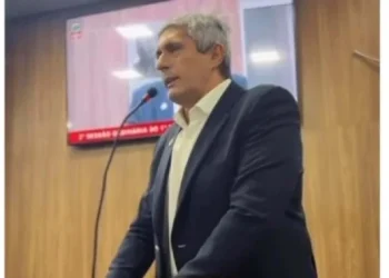 Marido de Carla Zambelli deixa cargo de secretário em Caucaia após pedido de exoneração