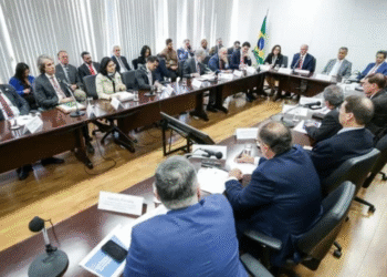 Brasil prepara estratégia para tarifaço de Trump; missão oficial a Washington é cogitada