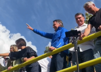 Bolsonaro lidera motociata em Brasília em meio a restrições impostas pelo STF