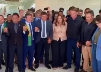 Reação de Bolsonaro à Corte e ao Recesso Parlamentar: Estratégia de Contenção de Danos