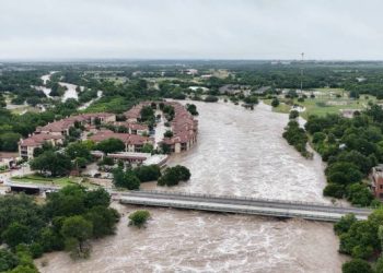 Enchentes no Texas deixam 52 mortos e 27 desaparecidas: buscas continuam no Rio Guadalupe