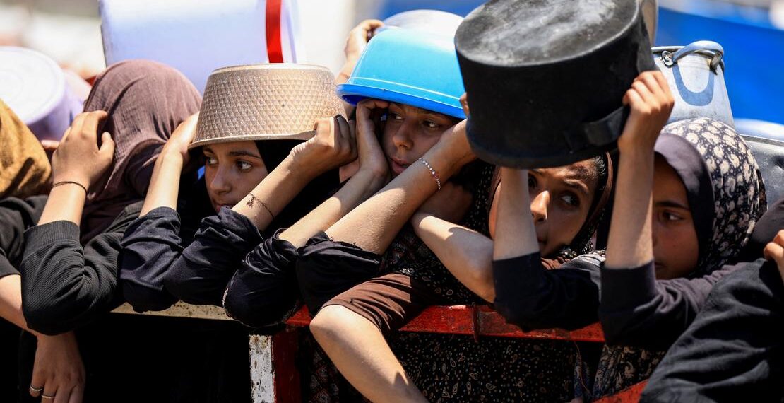 Pressão internacional leva Israel anunciar corredores humanitários e retomar lançamentos aéreos em meio à escalada da fome em Gaza