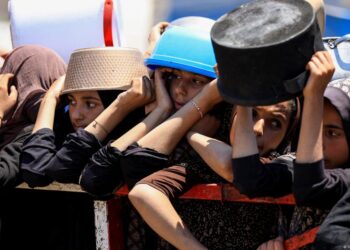 Pressão internacional leva Israel anunciar corredores humanitários e retomar lançamentos aéreos em meio à escalada da fome em Gaza