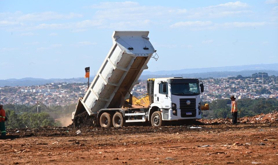 Decisão judicial alerta para risco de colapso na coleta de lixo em Goiânia
