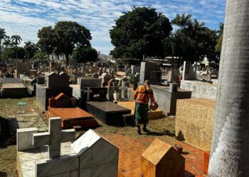 Prefeitura inicia força-tarefa de limpeza nos cemitérios municipais de Goiânia