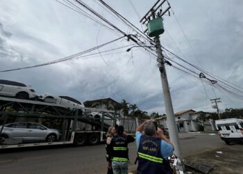 Fios irregulares em postes geram 256 autuações a operadoras em Goiânia