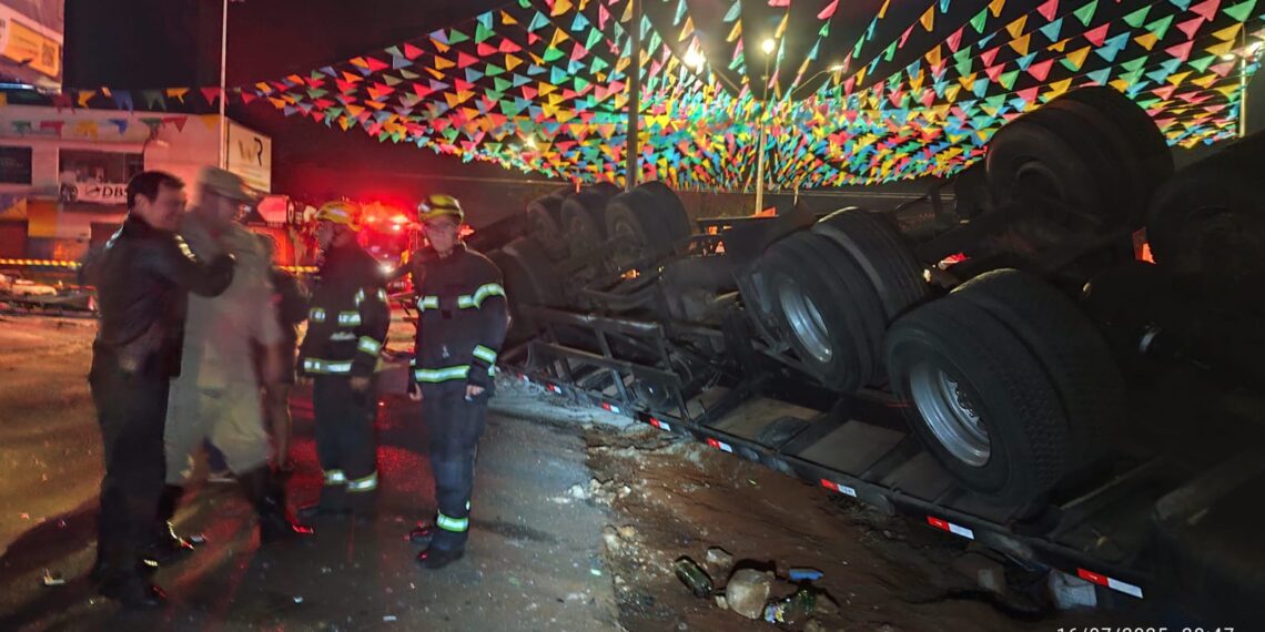 Caminhão desgovernado tomba e deixa motorista morto em acidente em Itumbiara