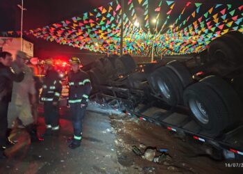 Caminhão desgovernado tomba e deixa motorista morto em acidente em Itumbiara