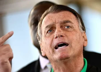 Decisão de Moraes sobre Bolsonaro provoca onda de reações da imprensa internacional e agrava disputa com Trump