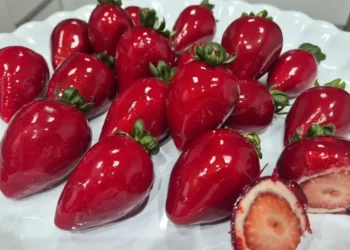 Morango do Amor: Delícia ou Caloria Disfarçada? Descubra o que tem por trás do doce do momento