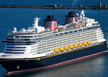 Pai salva filha ao pular de navio da Disney para resgatá-la do mar