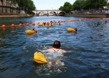 Rio Sena é reaberto para natação após 100 anos de proibição