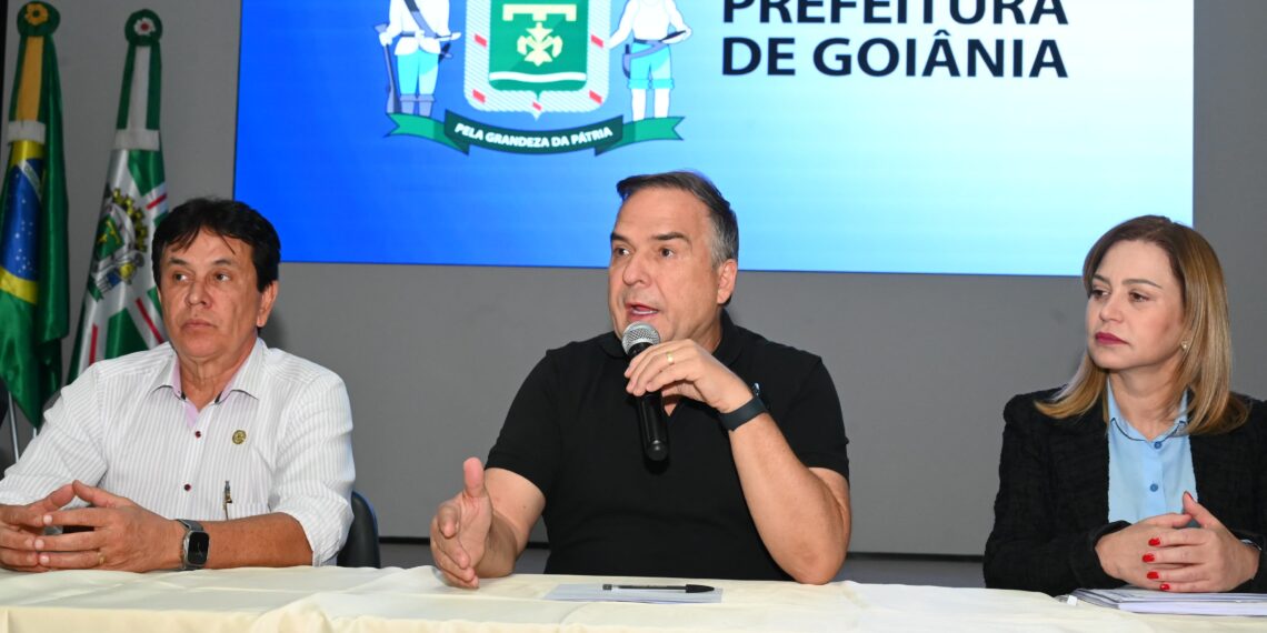 Prefeito de Goiânia se reúne com moradores da ocupação Estrela Dalva para buscar soluções habitacionais