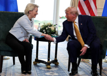 EUA e União Europeia firmam acordo comercial com tarifa de 15% e promessa de investimentos bilionários