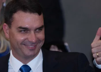 Flávio Bolsonaro protocola pedido de impeachment contra Alexandre de Moraes e acusa STF de perseguição política
