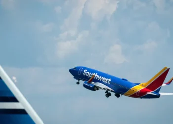 Avião da Southwest Airlines desvia de caça militar nos céus da Califórnia; vídeo
