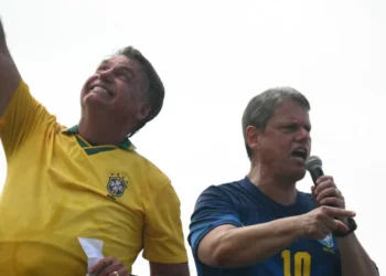 Críticas de Eduardo Bolsonaro reacendem tensões no campo conservador