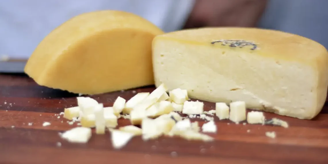 Cientistas investigam ligação entre queijo e pesadelos, especialmente em intolerantes à lactose