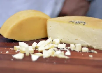 Cientistas investigam ligação entre queijo e pesadelos, especialmente em intolerantes à lactose