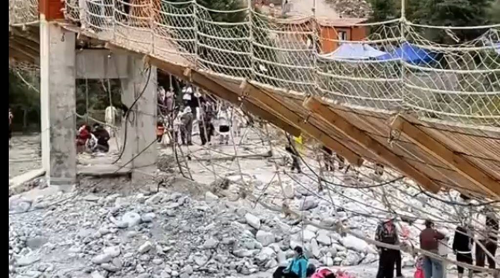 Rompimento de ponte em área turística de Xinjiang deixa cinco mortos e 24 feridos; vídeos