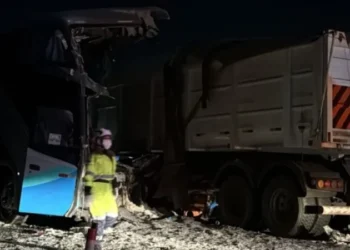 Colisão entre ônibus e carreta deixa 11 mortos e 46 feridos na BR-163, em Mato Grosso