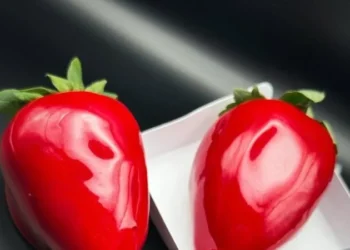 Morango do amor acende alerta de dentistas após relatos de dentes quebrados