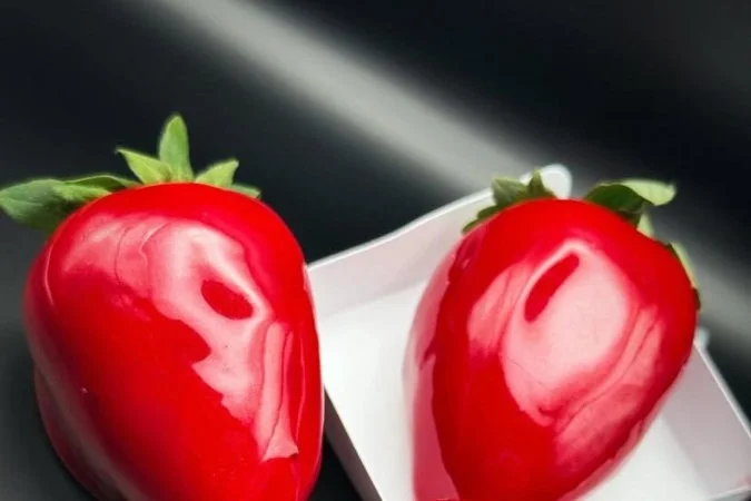 Morango do amor acende alerta de dentistas após relatos de dentes quebrados