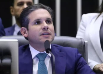Hugo Motta descarta apoio a anistia ampla para réus do 8 de janeiro e defende revisão de penas