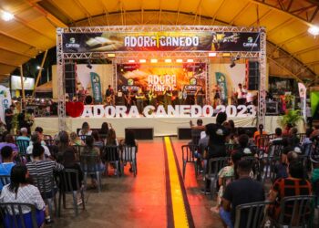 Adora Canedo 2025 reúne fiéis em noite de louvor e celebração comunitária