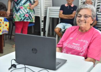 Curso gratuito de informática para idosos é iniciado em Aparecida de Goiânia