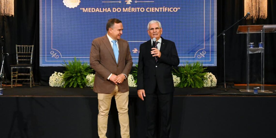 Sandro Mabel é homenageado com Medalha do Mérito Científico em Goiás