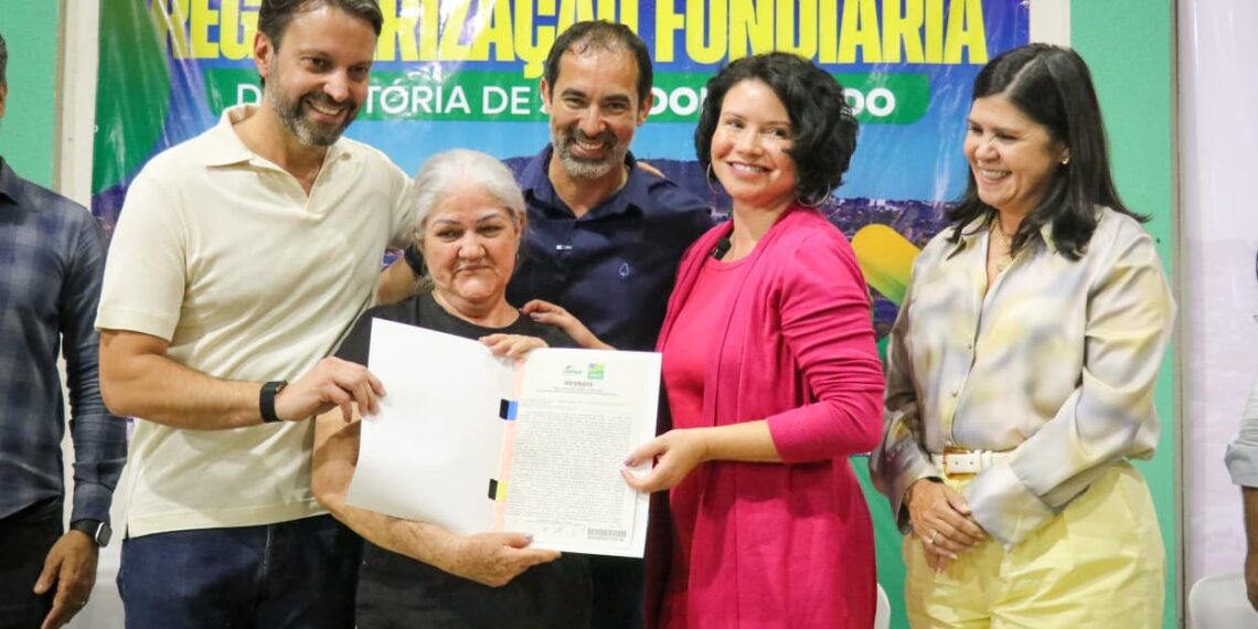 Senador Canedo avança na regularização fundiária com entrega de escrituras a moradores de diversos bairros
