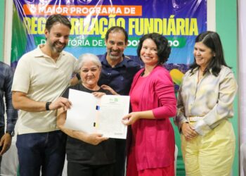 Senador Canedo avança na regularização fundiária com entrega de escrituras a moradores de diversos bairros