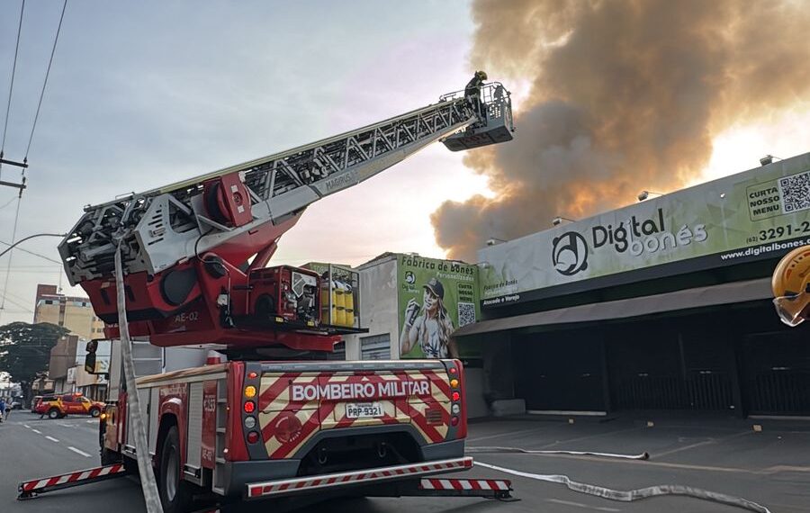 Incêndio de grandes proporções atinge depósito de produtos chineses em Goiânia