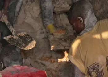 No coração da guerra: a mina rebelde que sustenta a indústria global de eletrônicos