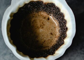 Café usado vira concreto mais resistente e ajuda a reduzir impactos ambientais