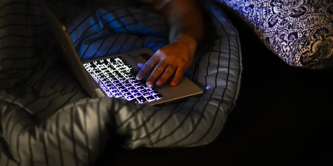 Estudo revela que hábitos de fim de semana elevam risco de apneia do sono em adultos jovens