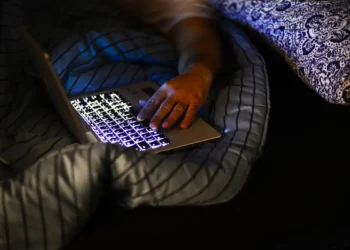 Estudo revela que hábitos de fim de semana elevam risco de apneia do sono em adultos jovens