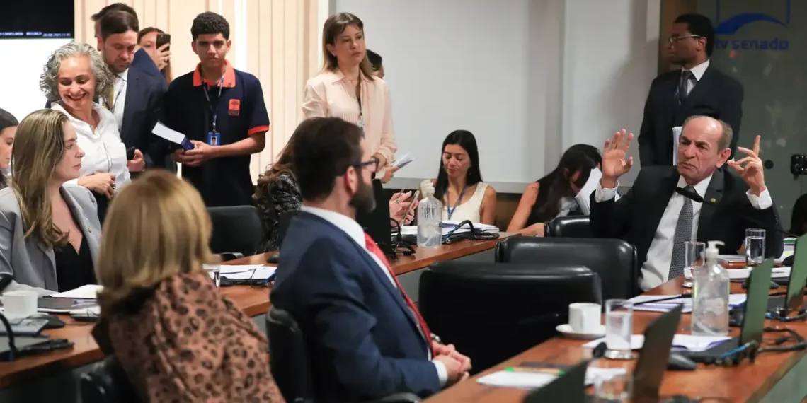Senado aprova novo Código Eleitoral com quase 900 artigos e mudanças em cotas, fake news e voto impresso