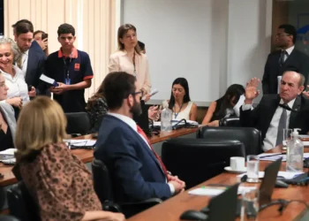 Senado aprova novo Código Eleitoral com quase 900 artigos e mudanças em cotas, fake news e voto impresso