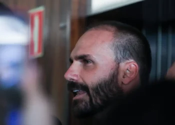 Eduardo Bolsonaro solicita exercer mandato dos Estados Unidos e acumula faltas não justificadas