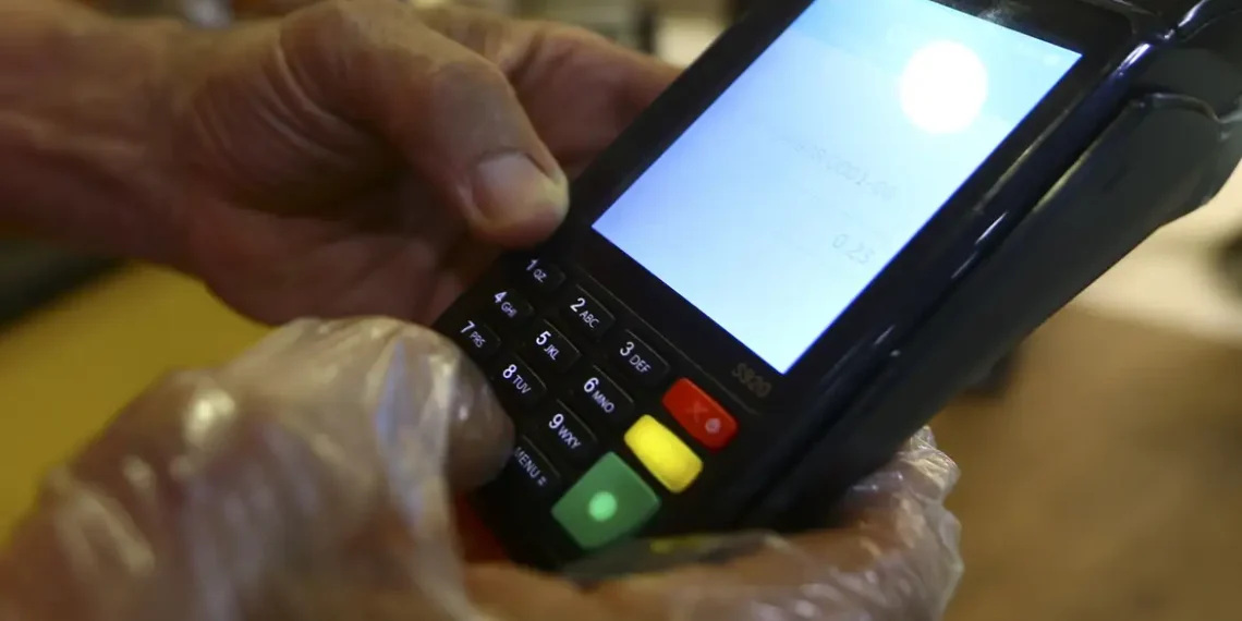 Golpe da maquininha adulterada se espalha pelo país e causa prejuízos de até R$ 28 mil em poucas horas