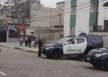 Mulher mata o pai a facadas e alega acúmulo de estresse em Itanhaém (SP)