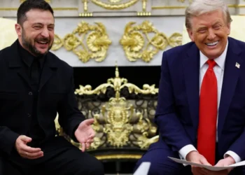 Zelensky ironiza jornalista que o criticou por não usar terno e reacende debate sobre vestimenta em tempos de guerra