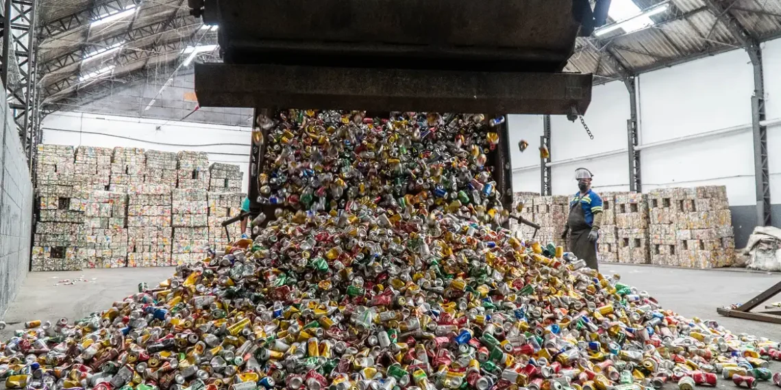 Brasil mantém índice recorde de reciclagem de latinhas e devolve material às prateleiras em 60 dias